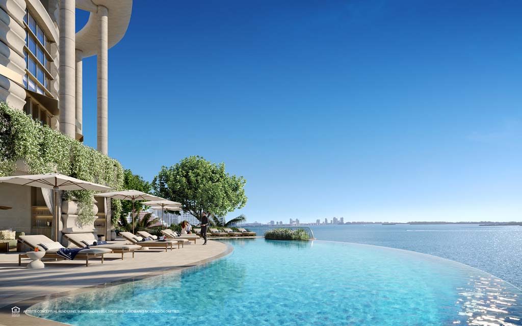 Uma das piscinas externas do  St. Regis Residences Miami Residences