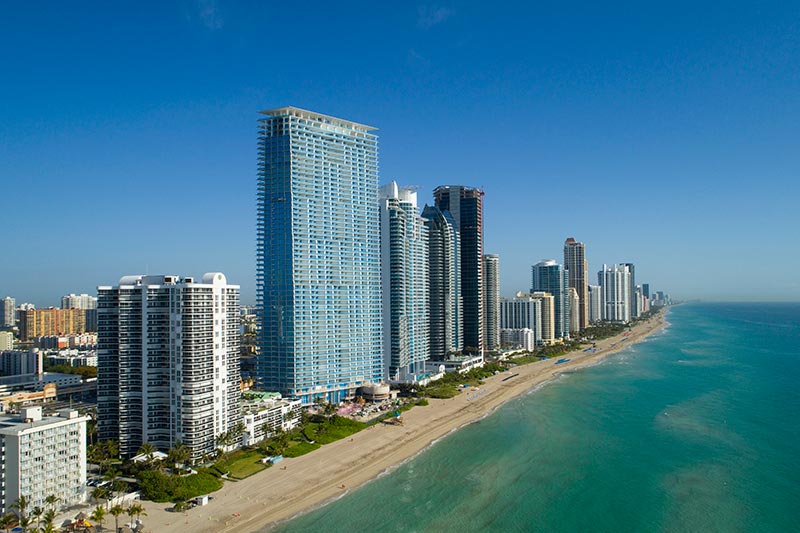 Edifícios de luxo à beira-mar em Sunny Isles Beach