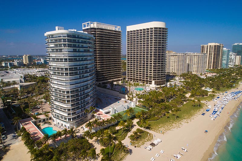 Bal Harbour com o condomínios St Regis no centro